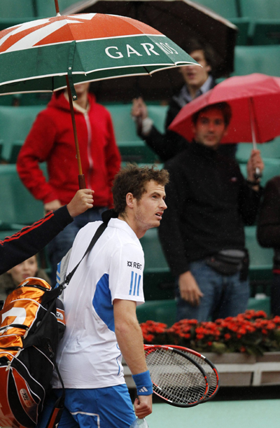 Andy Murray of Britain leaves the court as rain stops play during his match against Tomas Berdych of the Czech Republic during the French Open tennis tournament at Roland Garros in Paris May 30, 2010. Berdych won 3-0. (Xinhua/Reuters Photo)