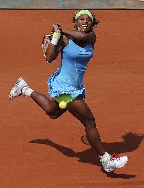 US Serena Williams plays a return to Australia's Samatha Stosur during their women's quarter-final match in the French Open tennis championship at the Roland Garros stadium in Paris. Stosur wrecked the Grand Slam hopes of Williams, outplaying the world number one and top seed 6-2, 6-7 (2/7), 8-6 in a thrilling French Open quarter-final. (Xinhua Photo)