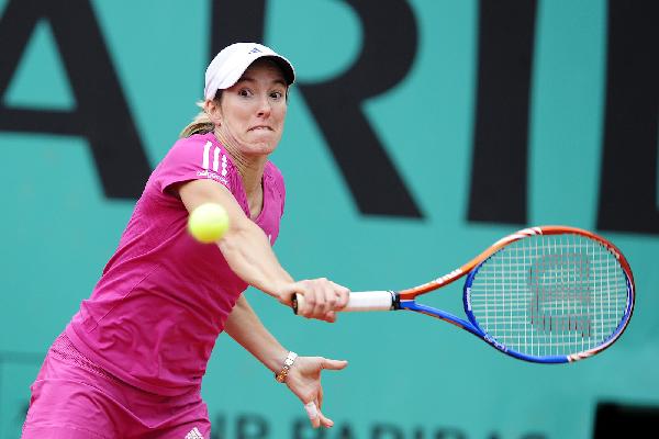 Justine Henin of Belgium returns a shot to Samantha Stosur of Australia during the women's singles fourth round match at the French Open tennis championship in Paris, France, on May 31, 2010. Henin lost 1-2. (Xinhua/Laurent Zabulon)