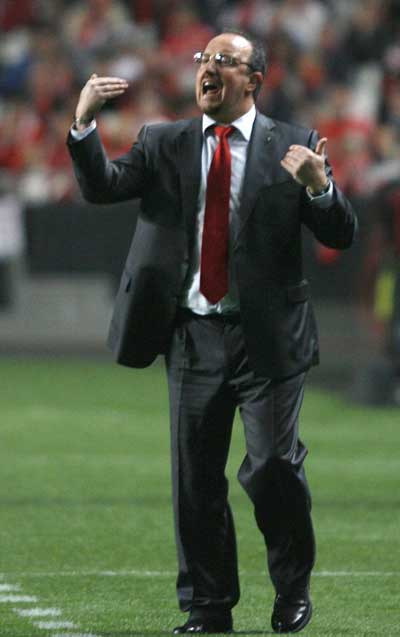 Liverpool's coach Rafael Benitez gives instructions to his players during their Europa League quarter-final, first leg soccer match against Benfica at Luz stadium in Lisbon April 1, 2010. (Xinhua/Reuters Photo)