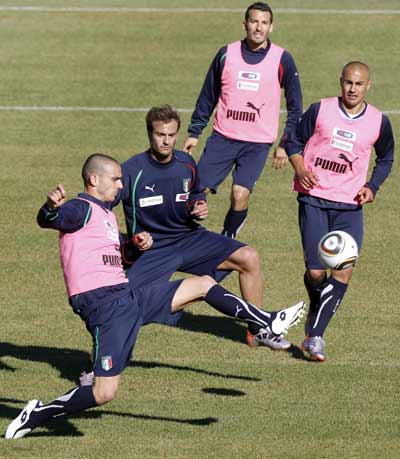 Italy's soccer player Leonardo Bonucci (L) challenges his teammate Alberto Gilardino (2nd L) as Gianluca Zambrotta (2nd R) and Fabio Cannavaro watch during their training session in Sestriere, an alpine village in northwest Italy, May 25, 2010. (Xinhua/Reuters Photo)