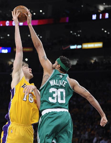 Host Los Angeles Lakers defeats Boston Celtics 102-89 to lead the best of seven series 1-0 at the 2010 National Basketball Association finals in Los Angeles, California June 3, 2010. (Xinhua)