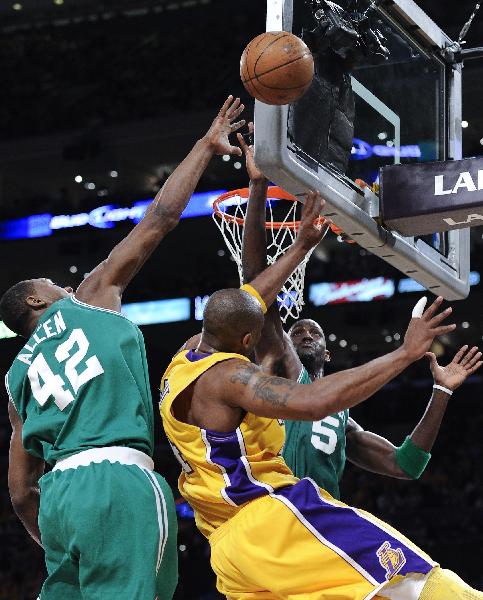 Host Los Angeles Lakers defeats Boston Celtics 102-89 to lead the best of seven series 1-0 at the 2010 National Basketball Association finals in Los Angeles, California June 3, 2010. (Xinhua)