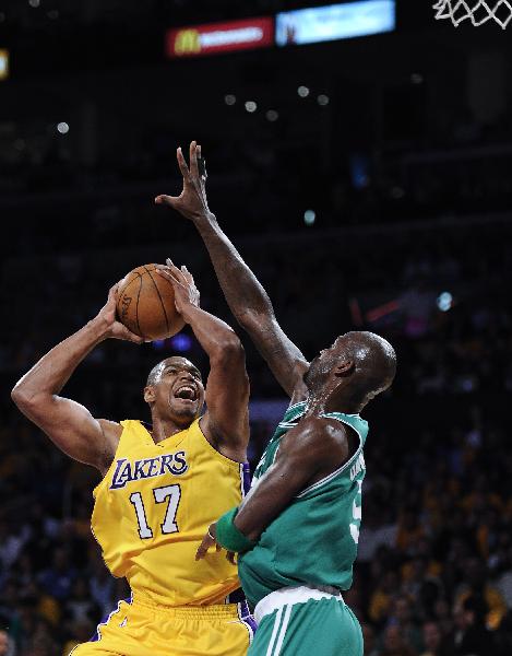 Host Los Angeles Lakers defeats Boston Celtics 102-89 to lead the best of seven series 1-0 at the 2010 National Basketball Association finals in Los Angeles, California June 3, 2010. (Xinhua)