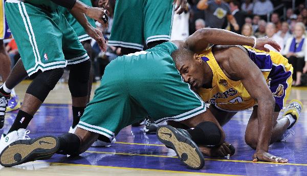 Host Los Angeles Lakers defeats Boston Celtics 102-89 to lead the best of seven series 1-0 at the 2010 National Basketball Association finals in Los Angeles, California June 3, 2010. (Xinhua)