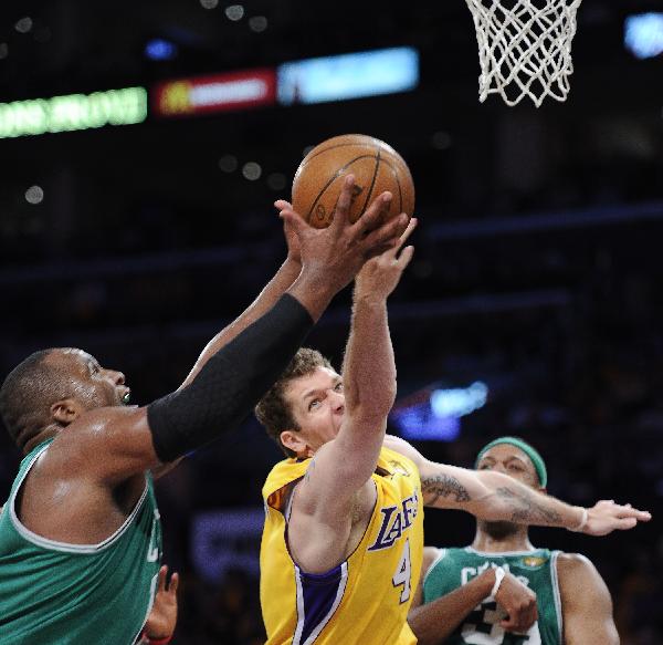 Host Los Angeles Lakers defeats Boston Celtics 102-89 to lead the best of seven series 1-0 at the 2010 National Basketball Association finals in Los Angeles, California June 3, 2010. (Xinhua)