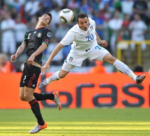 Francisco Rodriguez (L) of Mexico vies with Italian player Giampaolo Pazzini during their international friendly soccer match in Brussels, capital of Belgium, June 3, 2010. Mexico won 2-1. (Xinhua/Wu Wei)