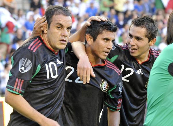 Alberto Medina (C) of Mexico celebrates with his teammates Cuauhtemoc Blanco (L)and Paul Aguilar after scoring during their international friendly soccer match in Brussels, capital of Belgium, June 3, 2010. Mexico won 2-1. (Xinhua/Wu Wei)
