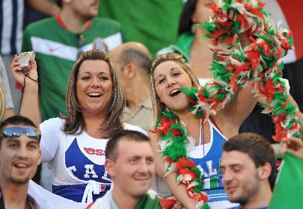 Italian fans cheer during the international friendly soccer match between Italy and Mexico in Brussels, capital of Belgium, June 3, 2010. Mexico won 2-1. (Xinhua/Wu Wei