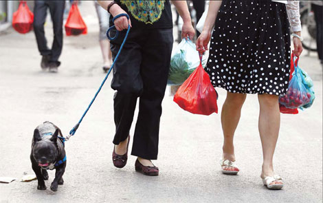 Plastic bags are still widely used in the city's wet markets. [China Daily]