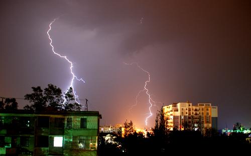 Photo taken early March 21, 2010 shows a thunder flash lighting up the sky over Luoping County, southwest China's Yunnan Province. [Xinhua file photo]