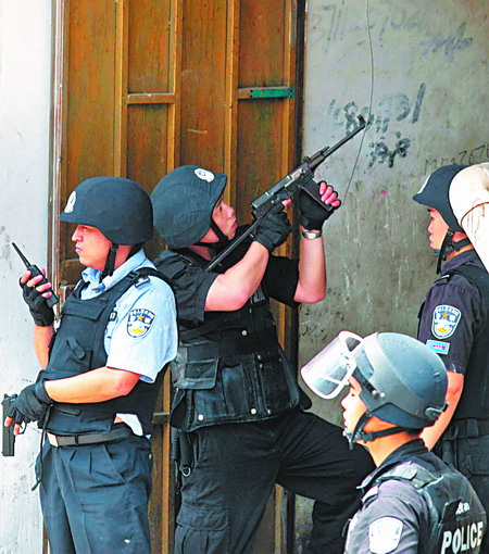 Police officers in a standoff with a gunman in Guangzhou's Baiyun district, June 3, 2010.[