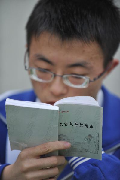 A student of Guiyang's No. 6 High School reviews the lessons 4 days before the nation-wide college entry exam in Guiyang, China's Guizhou Province, June 3, 2010. The nation-wide exam will start next Monday. 