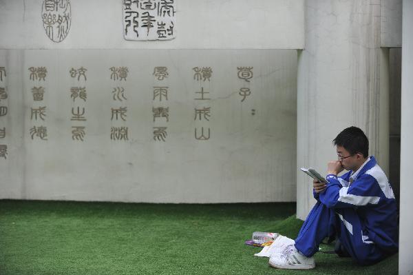 A student of Guiyang's No. 6 High School reviews the lessons 4 days before the nation-wide college entry exam in Guiyang, China's Guizhou Province, June 3, 2010. The nation-wide exam will start next Monday.