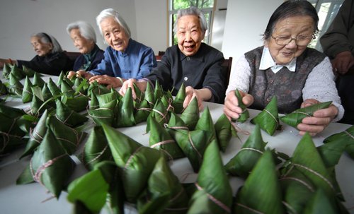 Octogenarians are happy with their zongzi entries in Nantong, East China's Jiangsu province, June 2, 2010. 
