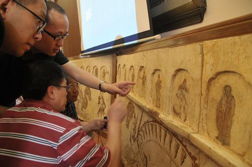 Chinese archeologists unveil 1,000-year-old frescoes