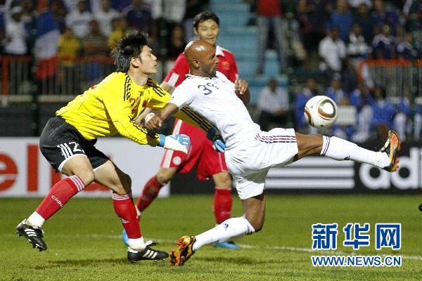 France's national soccer team player Nicolas Anelka (R) struggles with China's goalkeeper Zeng Cheng (L) during their friendly soccer match at Michel Volnay stadium on the French overseas territory of La Reunion June 4, 2010. 