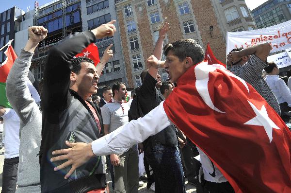 Pro-Palestinian protesters chant slogans during a demonstration rally in support of the Palestinians in Gaza and protesting against Israel&apos;s deadly attack on the aid flotilla bound for Gaza, in Brussels, capital of Belgium, June 4, 2010. [Wu Wei/Xinhua]