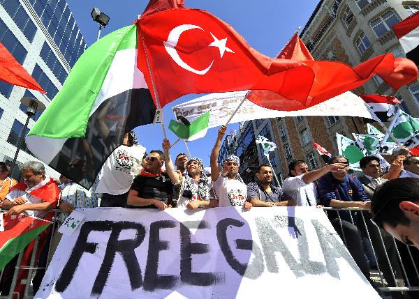 Pro-Palestinian protesters attend a demonstration rally in support of the Palestinians in Gaza and protesting against Israel&apos;s deadly attack on the aid flotilla bound for Gaza, in Brussels, capital of Belgium, June 4, 2010. [Wu Wei/Xinhua]