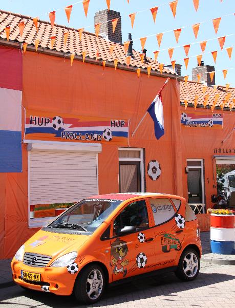 This photo taken on June 4, 2010 shows orange decorated houses and cars in the Irenestraat street of Goirle in the Netherlands to cheer up the Dutch's national team before the World Cup 2010. Orange is the color of the Dutch national soccer team.[Pan Zhi/Xinhua]