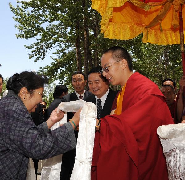 Living woman buddha Samding Dojepamo (L) greets the 11th Panchen Lama(R) upon his arrival in Lhasa, capital of southwest China&apos;s Tibet Autonomous Region, June 4, 2010. The 11th Panchen Lama arrived at Lhasa for Buddhist activities as an annual routine in recent years. [Chogo/Xinhua]