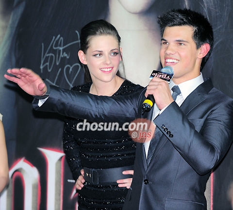 Twilight stars Kristen Stewart(L) and Taylor Lautner show up in Seoul, South Korea. [CRI Online] 