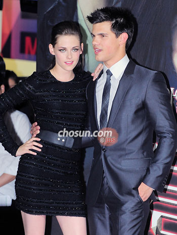 Twilight stars Kristen Stewart(L) and Taylor Lautner show up in Seoul, South Korea. [CRI Online]