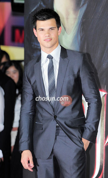 Twilight star Taylor Lautner shows up in Seoul, South Korea.[CRI Online]