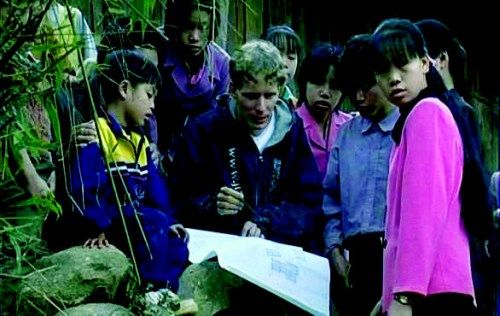 Lu Anke (C) and his students. 