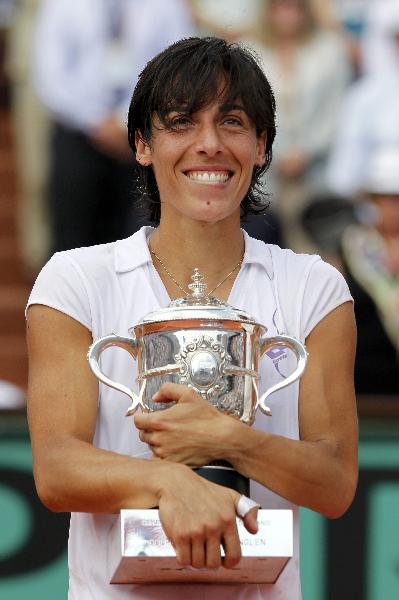 Francesca Schiavone of Italy poses with her trophy after winning the women's final against Samantha Stosur of Australia during their women's final at the French Open tennis tournament at Roland Garros in Paris June 5, 2010. [Xinhua]