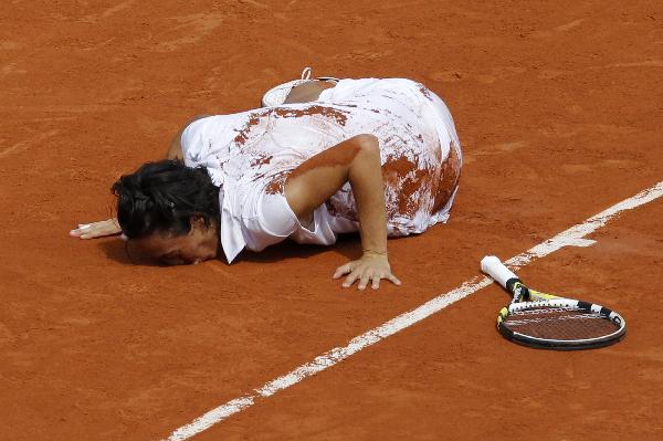  Francesca Schiavone of Italy kisses the ground after winning the women's final against Samantha Stosur of Australia during their women's final at the French Open tennis tournament at Roland Garros in Paris June 5, 2010. [Xinhua]