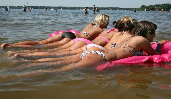 Several girls enjoy Summer sunlight in a lake nearby Berlin, Germany, June 6, 2010. With sunny sky and rising temperture in most parts of Germany, people went outdoors to enjoy sunlight.[Xinhua]