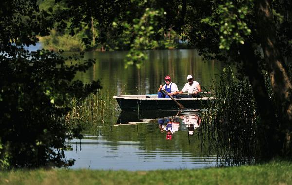 Two people row on a lake nearby Berlin, Germany, June 6, 2010. With sunny sky and rising temperture in most parts of Germany, people went outdoors to enjoy sunlight.[Xinhua]