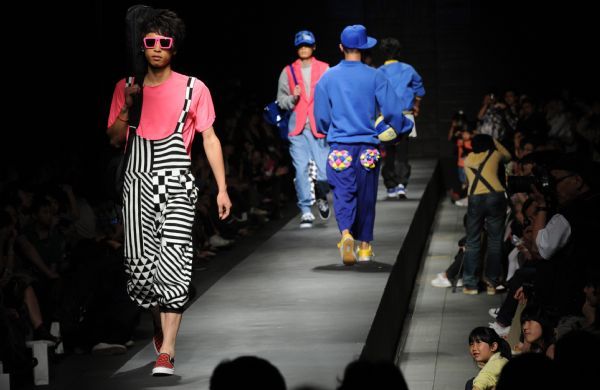 Models display creations during a fashion show of graduation works of China Academy of Art in Hangzhou, east China's Zhejiang Province, June 4, 2010. [Xinhua]