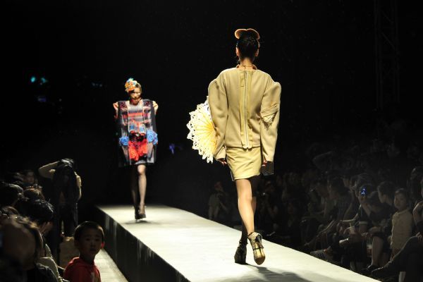 Models display creations during a fashion show of graduation works of China Academy of Art in Hangzhou, east China's Zhejiang Province, June 4, 2010. [Xinhua]