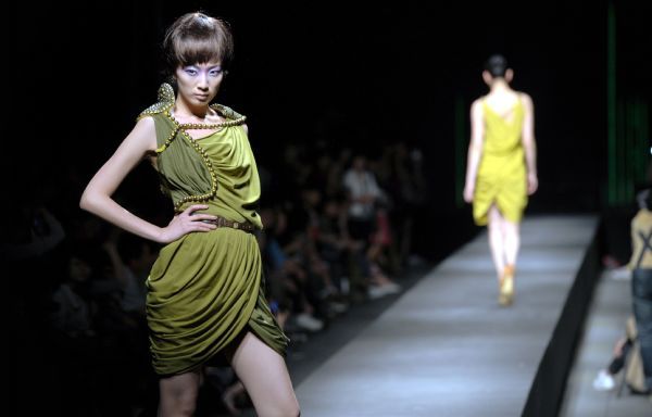 Models display creations during a fashion show of graduation works of China Academy of Art in Hangzhou, east China's Zhejiang Province, June 4, 2010. [Xinhua] 