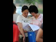 During China's 2010 college entrance exam, which is held from June 7 to 8, more than 9.57 million students will vie for 6.57 million places at the country's universities or colleges. [Xinhua]