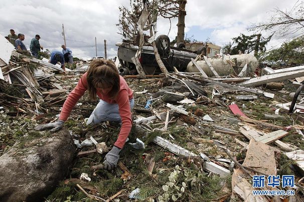 Local residents of Millbury, Ohio, the United States, search for articles among debris left by tornados that battered the mid-west state, June 6, 2010. From about 11 p.m. on June 5 local time, at least five hurricanes, along with storms, attacked Ohio. At least seven people were killed. The hurricanes also destroyed many office and residential buildings, as well as schools. [news.cn]