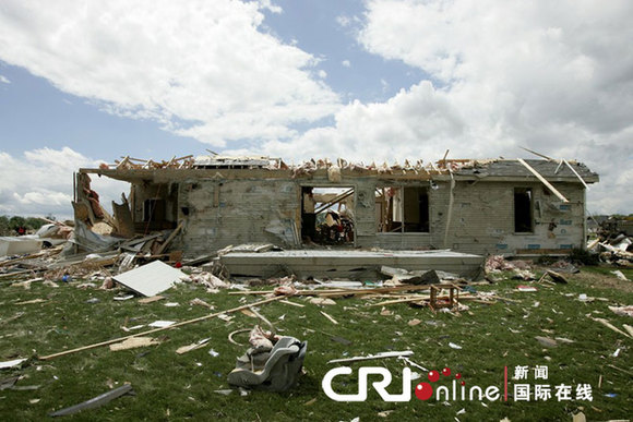 Photo shows the aftermath of tornados that battered the mid-west state, June 6, 2010. From about 11 p.m. on June 5 local time, at least five hurricanes, along with storms, attacked Ohio. At least seven people were killed. The hurricanes also destroyed many office and residential buildings, as well as schools. [cri.cn]