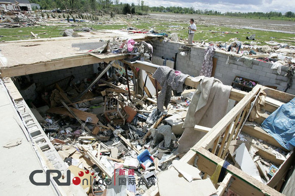 Photo shows the aftermath of tornados that battered the mid-west state, June 6, 2010. From about 11 p.m. on June 5 local time, at least five hurricanes, along with storms, attacked Ohio. At least seven people were killed. The hurricanes also destroyed many office and residential buildings, as well as schools. [cri.cn]