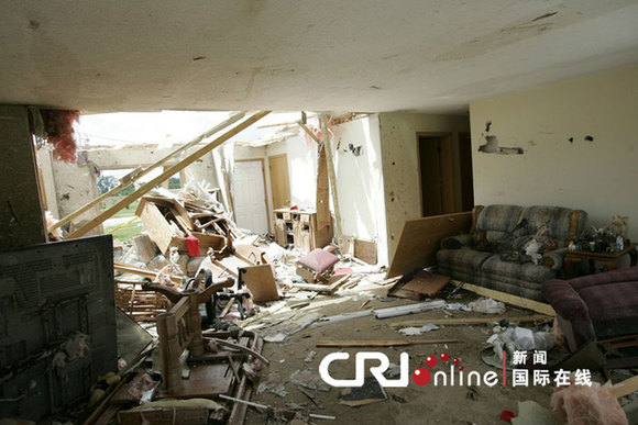 Photo shows the aftermath of tornados that battered the mid-west state, June 6, 2010. From about 11 p.m. on June 5 local time, at least five hurricanes, along with storms, attacked Ohio. At least seven people were killed. The hurricanes also destroyed many office and residential buildings, as well as schools. [cri.cn]