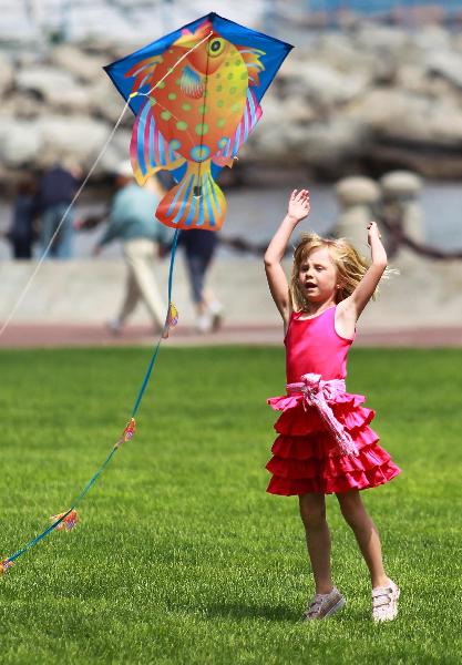 A girl flies a kite during the Children&apos;s Kite Festival in Burlington, Canada, June 6, 2010. [Zou Zheng/Xinhua]