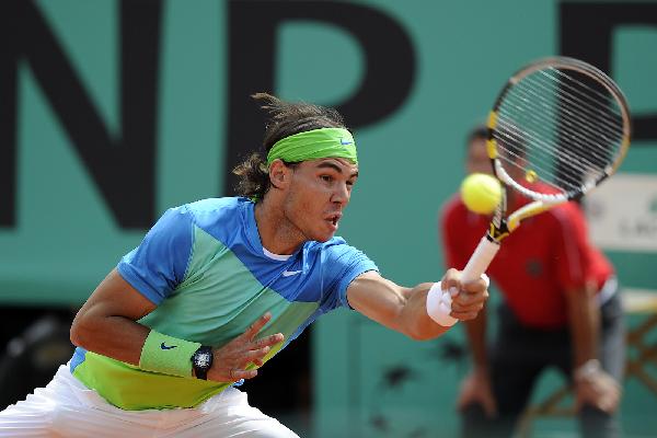Spain's Rafael Nadal plays a return against Sweden's Robin Soderling during their men's final match in the French Open tennis championship at the Roland Garros stadium in Paris, France, on June 6, 2010. (Xinhua/Laurent Zabulon)