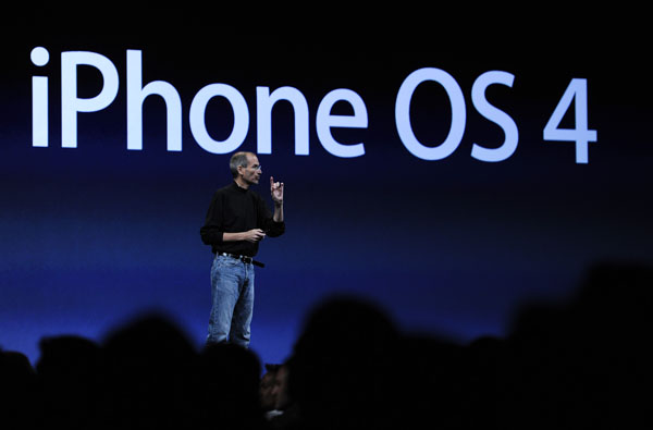 Apple CEO Steve Jobs demonstrates the new iPhone 4 during the Apple Worldwide Developers Conference in San Francisco, California, the United States, June 7, 2010. [Xinhua]