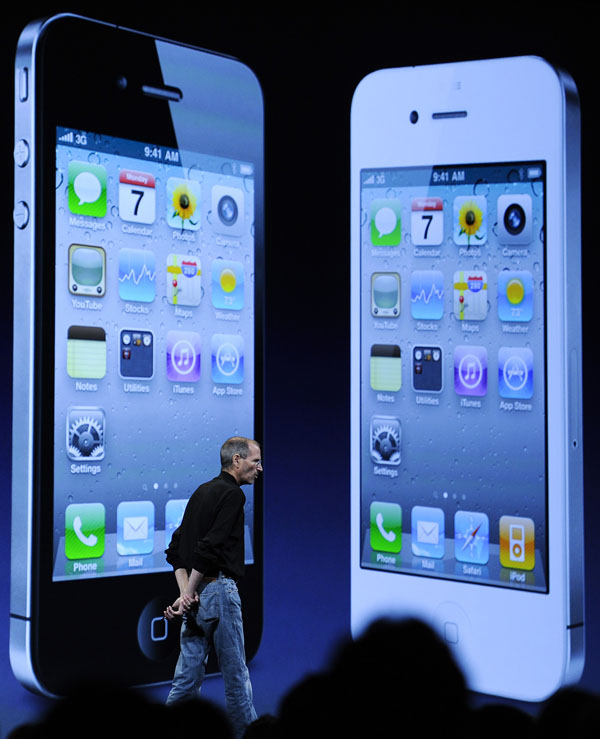 Apple CEO Steve Jobs discusses the new iPhone 4 during the Apple Worldwide Developers Conference in San Francisco, California June 7, 2010.[Xinhua]