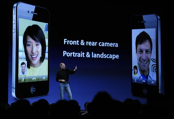 Apple CEO Steve Jobs demonstrates the new iPhone 4 during the Apple Worldwide Developers Conference in San Francisco, California, the United States, June 7, 2010. [Xinhua]