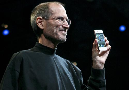 Apple CEO Steve Jobs demonstrates the new iPhone 4 during the Apple Worldwide Developers Conference in San Francisco, California, the United States, June 7, 2010. [Xinhua] 