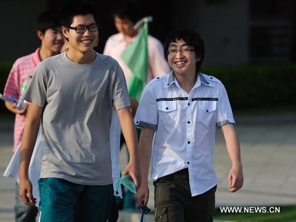 Students leave school after college entrance exam in Fuzhou, capital of southeast China's Fujian Province, June 8, 2010. About 9.57 million examinees in China attend this year's national college entrance exam. [Xinhua]