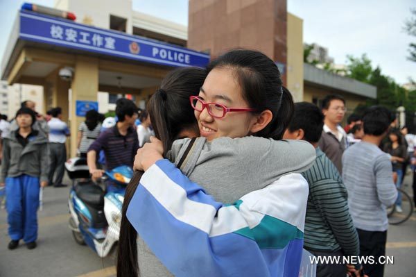 Students hug after college entrance exam in Yinchuan, capital of north China's Ningxia Hui Autonomous Region, June 8, 2010. About 9.57 million examinees in China attend this year's national college entrance exam. [Photo: Xinhua] 