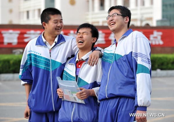 Students pose for photo at Yinchuan No. 1 Middle School after college entrance exam in Yinchuan, capital of north China's Ningxia Hui Autonomous Region, June 8, 2010. About 9.57 million examinees in China attend this year's national college entrance exam. [Xinhua]